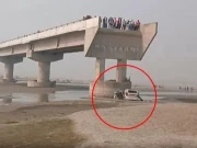 گوگل میپ کے بتائے رستے پر جانے والی گاڑی زیر تعمیر پل سے دریا میں جاگری، 3 افراد ہلاک
