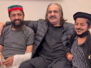 علی امین گنڈا پور کی احتجاج کے دوران کنٹینر سے گرائے جانے والے پی ٹی آئی کارکن سے ملاقات