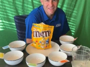 کم وقت میں رنگوں کی بنیاد پر چاکلیٹس کی چھانٹی کا نیا عالمی ریکارڈ قائم