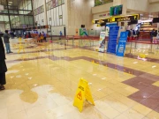 جناح ٹرمینل پر پانی کی پائپ لائن پھٹنے سے بین الاقوامی روانگی لاؤنج میں پانی جمع