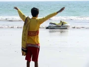 گہرے سمندر میں لوگوں کی زندگیاں بچانے والے لائف گارڈز آج بھی روایتی طریقوں پر کاربند