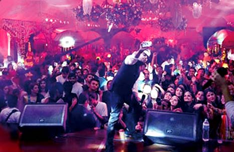 https://img.express.pk/media/images/Mika-singh5/Mika-singh5.webp