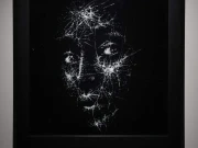 شیشے پر ہتھوڑے سے دراڑیں ڈال کر مصوری کرنے والا فنکار