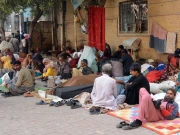 سرد موسم، کراچی کے سرکاری اسپتالوں میں تیماردار کھلے آسمان تلے راتیں گزارنے پر مجبور