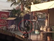  پی ٹی آئی احتجاج: ڈیوٹی پر مامور پولیس اہلکار بوریت دور کرنے کیلیے جھولا جھولنے لگا