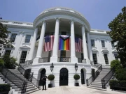 ٹرمپ نے امریکی سفارت خانوں پر ہم جنس پرستوں کے پرچم لہرانے پر پابندی لگا دی 