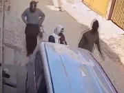 بچیوں کو اسکول سے لیکر آنیوالی خاتون سے ڈاکو 11لاکھ مالیت کے زیور لے گئے، فوٹیج بھی سامنے آگئی