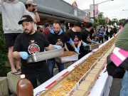 دنیا کی سب سے بڑی کباب اور فرنچ فرائز سرونگ