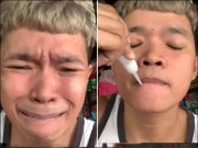 سپر گلو سے ہونٹ چپکانے کا مذاق مہنگا پڑ گیا، ویڈیو وائرل