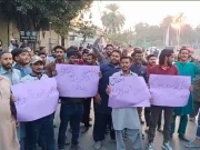 کراچی؛ پیپلز چورنگی کے قریب ڈکیتی مزاحمت پر قتل کیخلاف ٹائرشاپ مارکیٹ کے دکانداروں کا احتجاجی مظاہرہ