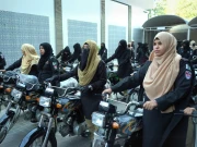 کراچی پولیس چیف نے خواتین پولیس اہلکاروں میں 25 نئی موٹر سائیکلیں تقسیم کیں