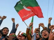 وزیراعلیٰ ہاؤس پشاور میں پی ٹی آئی کارکنوں نے ورکرز کو عزت دو کے نعرے لگادیے 