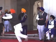 بھارت؛ گولڈن ٹیمپل میں سکھ رہنما اور سابق نائب وزیراعلیٰ پر قاتلانہ حملہ