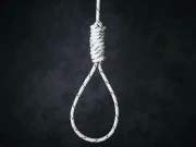 کراچی؛ مختلف علاقوں میں گھروں سے خاتون سمیت 2 افراد کی گلے میں پھندا لگی لاشیں برآمد 