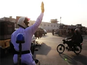 کراچی، ایس ایس پی ٹریفک کا بڑا اقدام، غیرقانونی چیکنگ کے الزام میں 5 اہلکار معطل