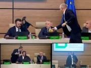 جارجیا میں اپوزیشن رکن نے دھاندلی پر الیکشن کمشنر کے منہ پر سیاہی پھینک دی؛ ویڈیو وائرل 