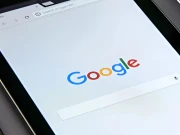 گوگل کا نیا تجربہ، اے آئی آڈیو سے 5 منٹ اپنی دلچسپی کی خبریں سنیے