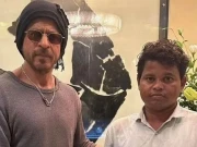 شاہ رخ خان نے 95 دن سے گھر کے باہر بیٹھے مداح کو ملنے بلالیا