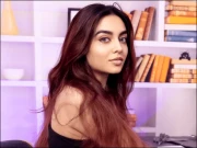 تعلیم چھوڑ کر فحش کانٹینٹ بنانے والی زارا ڈار کون ہیں؟