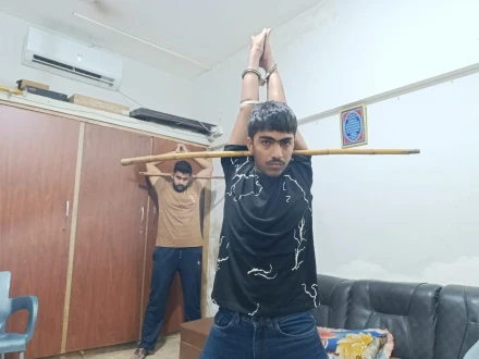 کراچی، تھانے میں گرفتار نوجوانوں سے غیر انسانی سلوک اور تصاویر وائرل ہونے پر ایس پی نے نوٹس لے لیا