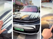 گاڑی کے بونٹ کو ’فش ایکوریئم‘ میں تبدیل کرنے والا شہری تنقید کی زد میں آگیا