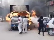 کراچی: ٹریفک پولیس عملے نے ٹرک میں لگی آگ پر قابو پالیا