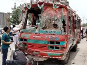 کراچی میں تیز رفتار منی بس نے موٹرسائیکل سوار فیملی کو روند دیا، شوہر جاں بحق