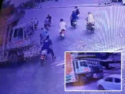 کراچی؛ پولٹری ٹرک  کی زد میں آکر موٹر سائیکل سوار جاں بحق، ویڈیو سامنے آ گئی