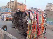 کراچی، دو مختلف حادثات میں ڈمپر اور مسافر بس تیز رفتاری کے باعث الٹ گئے