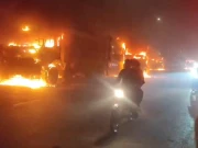 کراچی، ڈمپر نے بھائی اور بہن کو کچل دیا، والد شدید زخمی، مشتعل ہجوم کے ہاتھوں 7 ڈمپر نذرآتش