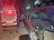 کراچی، شارع فیصل پر تیز رفتار کار فٹ پاتھ سے ٹکرا گئی، ایک شخص جاں بحق، ایک زخمی