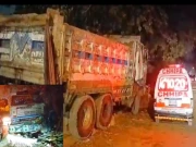 کراچی، تیز رفتار ڈمپر بے قابو ہو کر فٹ پاتھ پر چڑھ گیا، راہگیر زخمی