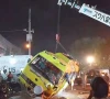 کراچی، شادی کی تقریب سے واپسی پر کوسٹر الٹ گئی، 5 خواتین سمیت 11 افراد زخمی