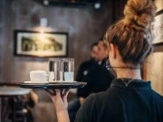 معروف اداکارہ شوبز کی چکاچوند چھوڑ کر ویٹر بن گئیں؛ حیران کن وجہ