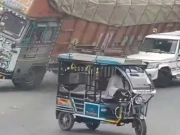 چند سیکنڈ میں سب کچھ ختم! ہولناک سڑک حادثے کی وائرل ویڈیو نے سب کو ہلا دیا