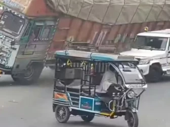 چند سیکنڈ میں سب کچھ ختم! ہولناک سڑک حادثے کی وائرل ویڈیو نے سب کو ہلا دیا