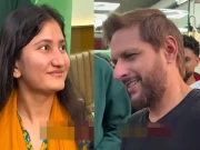 نوجوان خاتون مداح کے تعریف کرنے پر شاہد آفریدی کا دلچسپ ردعمل