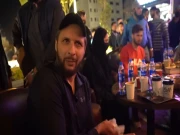 شاہد آفریدی اور شاہین اہلخانہ کے ہمراہ کراچی کی فوڈ اسٹریٹ پہنچ گئے، شہریوں کی سیلفیاں