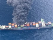 ممبئی جانے والے کارگو جہاز پر دھماکہ، درجنوں کنٹینر سمندر میں گر گئے