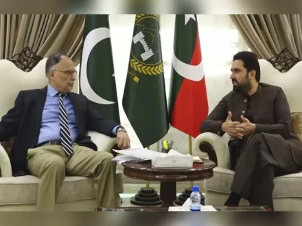 وزیراعلیٰ کے پی سہیل آفریدی سے وفاقی وزیر احسن اقبال کی ملاقات (فوٹو : سوشل میڈیا)