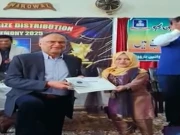 احسن اقبال کا پست قد خاتون ٹیچر کو ایوارڈ دینے کا انوکھا انداز، سب کے دل جیت لیے