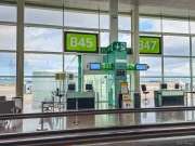 ماں باپ 10 سالہ بیٹے کو بارسلونا ایئرپورٹ پر اکیلا چھوڑ کر فلائٹ پر چلے گئے 