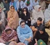 عمران خان کی بہنوں نے فیکٹری ناکے پر دھرنا دے دیا