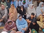 عمران خان کی بہنوں نے فیکٹری ناکے پر دھرنا دے دیا