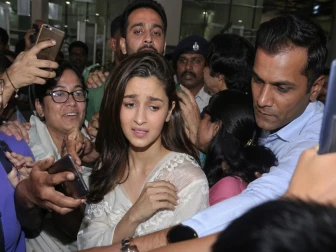 عالیہ بھٹ ہجوم میں پھنس گئیں،  سیکیورٹی گارڈ کی مداح کو دھکیلنے کی ویڈیو وائرل