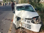 ٹائر پھٹنے سے کار درخت سے جا ٹکرائی، نجی ٹیکسی سروس کا ڈرائیور جاں بحق، مسافر زخمی