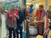 سابق عالمی باکسنگ چیمپئن عامر خان کی عبداللہ شاہ غازی کے مزار پر حاضری