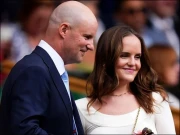 کرکٹر اینڈریو اسٹراؤس نے خود سے 18 سالہ کم عمر خاتون سے دوسری شادی کرلی