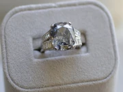 امریکا: پیشہ ور غوطہ خور نے جھیل سے گمشدہ ہیرے کی انگوٹھی ڈھونڈ نکالی