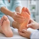 کیا پیروں میں چیونٹیاں چلنے جیسا احساس ہوتا ہے؟ وجہ اور علاج جانیے